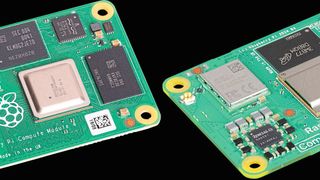 Raspberry Pi Compute Module 4 (links) und CM 5: Die Computer-on-Module sind leistungsstarke, aber funktionsreduzierte Industrievarianten der Raspberry Pis 4 und 5. (Bild: Raspberry Pi)