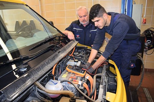 Die Begeisterung für die Hochvolttechnik ist für Michael Kellner (li.) unerlässlich – und beginnt beim Schulen der Auszubildenden. Die Begeisterung für die Hochvolttechnik ist für Michael Kellner (li.) unerlässlich – und beginnt beim Schulen der Auszubildenden.