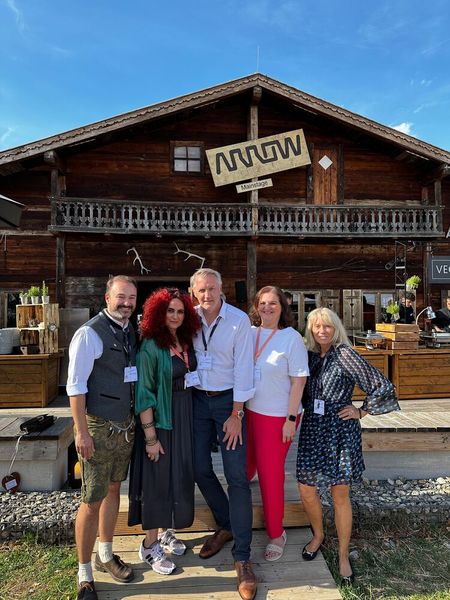 Besa und Lilli Kos (IT-BUSINESS) mit den Gastgebern (v. l.) Andreas Gruber, Mathias von Bescherer und Claudia Ketzer (Arrow). (Bild: Vogel IT-Medien )