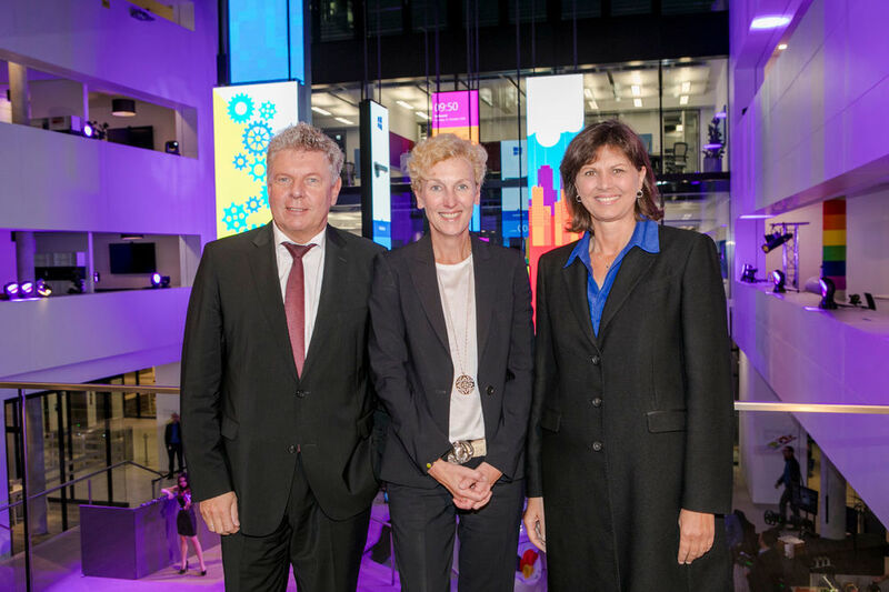 Sabine Bendiek (Mitte) begrüßte abends Bayerns Wirtschaftsministerin Ilse Aigner und Münchens Oberbürgermeister Dieter Reiter. (Alex Schelbert / Microsoft)