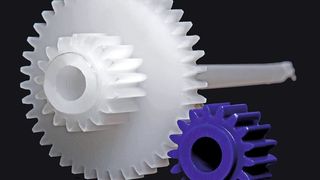 Gerade bei Zahnflanken, die in der Regel hochbelastet werden, haben bei Kunststoffzahnrädern die schwächsten mechanischen Eigenschaften. Aus diesem Grund wurden Spritzgießstrategien entwickelt, um diese Bauteilrandzonen gezielt zu verbessern.  (Bild: LKT)
