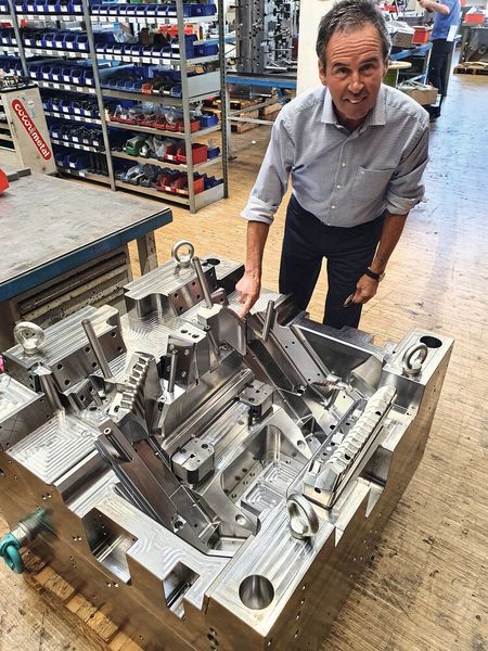 Frästechnische Herausforderung: Color Metal-Chef Otmar Gutmann an der fertig bearbeiteten und montierten Werkzeughälfte.  (Bild: Moldino)