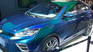 Je nach Geldbeutel kann der künftige Besitzer zwischen drei Reichweiten-Optionen wählen – Tesla lässt grüßen. Beim Basismodell mit 350 Kilometern Reichweite gilt der Kampfpreis von 15.000 Euro. (Peter Maahn / SP-X)