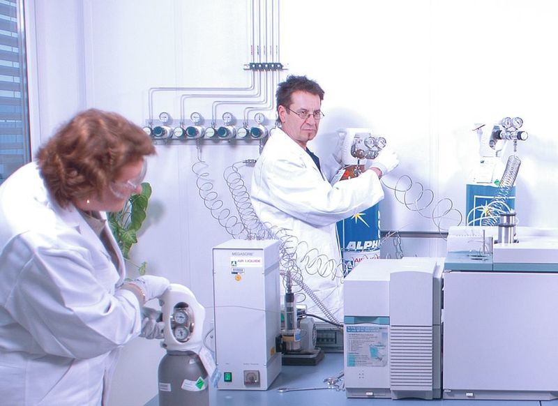 Abb. 2: Betriebs- und Kalibriergase versorgen Analysegeräte in Forschungszentren weltweit. Air Liquide liefert Gemische und Spezialgase in allen gewünschten Reinheitsklassen.  (Air Liquide)