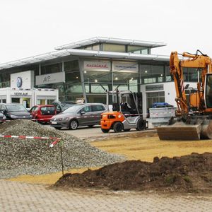 Bagger erledigen die letzten Erdarbeiten.