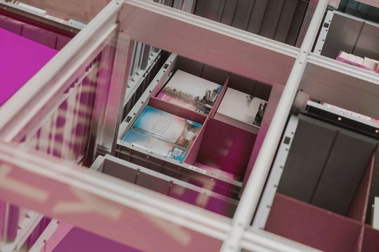 Beispielsweise mit einer Autostore-Anlage investiert Müller Die lila Logistik gezielt in Technologie, Prozesse und Teams, um bestehende Kunden verlässlich zu begleiten und neue Partnerschaften im Verlagsmarkt aufzubauen.(Bild:  Müller Die lila Logistik)