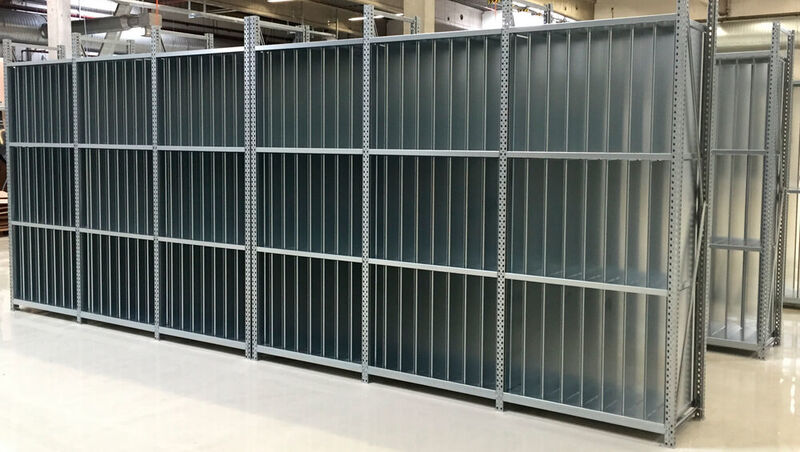 Individual shelving solution with a large number of storage compartments for order picking in online trading. (Rauscher F.X.)