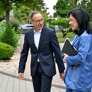 Bundesministerin Katherina Reiche besucht den Chemiestandort Leuna im Rahmen ihrer Sommereise: Begrüßung von Katherina Reiche, Bundesministerin für Wirtschaft und Energie, durch Dr. Christof Günther, Geschäftsführer von Infraleuna, am Chemiestandort Leuna(Bild:  Infraleuna)