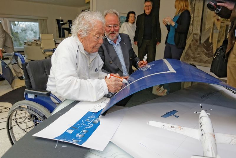 Hans Erni signiert in seinem Atelier die Motorabdeckung des PC-12 NG. (Bild: Pilatus Aircraft)
