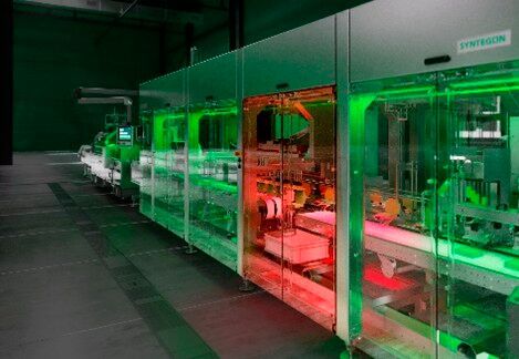 Seamless Operation:   Ein Beispiel für nahtlose Prozesse ist Guide-by-Light. So behält das Bedienpersonal auch auf Distanz jederzeit den Überblick über den Status aller Anlagen. (Bild:  Syntegon)