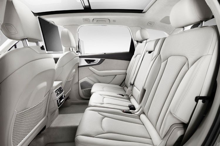 Auch im Fond hält die Digitalisierung Einzug. Die dortigen Passagiere erhalten gegen Aufpreis ein an das Bord-Infotainment-System angebundenes Tablet. (Foto: Audi)