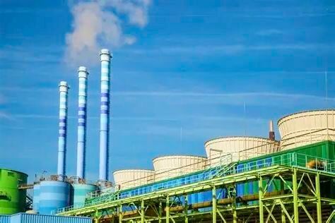 Die Kamine der deutschen Chemiebranche könnten stärker qualmen. Doch leider gibt es einige Gründe dafür, dass die Auslastung der Produktion ein Jahrhunderttief markiert. Ein Ende sei nicht absehbar. Jobs könnten wegfallen ...(Bild:  Schottenbeck)