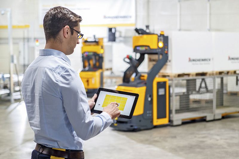 Das Logistik-Interface sendet Fahraufträge aus dem LVS an das Fahrzeug und gibt nach Abschluss der Fahrt Rückmeldung an das Lagerverwaltungssystem. Die Zahl der möglichen Anwendungen für diese Systemintegration wird weiter steigen. (Bild: Jungheinrich)