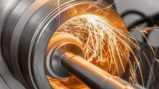 Beim Schweißen von Lkw-Felgen und für Schienenfahrzeuge kommt es auf hochwertige Ergebnisse an. (©andov - stock.adobe.com)