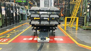 Bepackt mit Teilen für die Fertigung: So wie dieses AGV von Asti bei Ford in Valencia sieht man auch immer mehr Transportroboter in der Produktion. (Bild: Asti)
