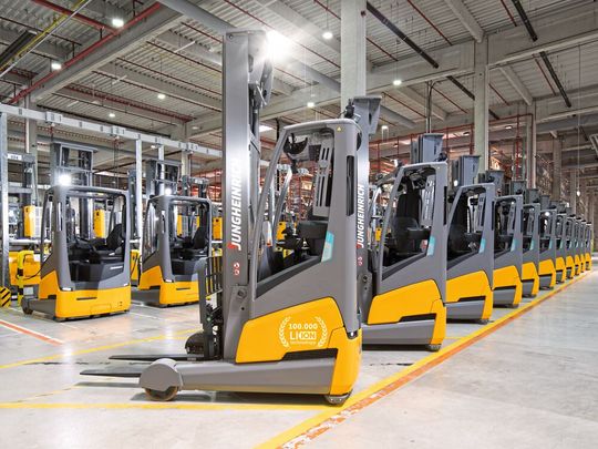 Unter den 16 ans Leipziger Amazon-Lager gelieferten Lithium-Ionen-Schubmaststaplern war auch der Jubiläumsstapler, der 100.000ste aus Hamburg.(Bild:  Jungheinrich)