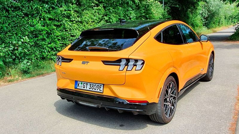 6. Die Lackierung: Nicht nur die knallige Lackierung fällt sofort ins Auge, sondern auch der Farbkontrast. Der sportliche Stromer wird serienmäßig mit einem kontrastierenden schwarzen Dach ausgeliefert und mit 20-Zoll-Leichtmetallrädern, die glanzgedrehte Flächen und glänzend schwarze Zwischenräume haben.  (Bild: Mauritz – »kfz-betrieb«)