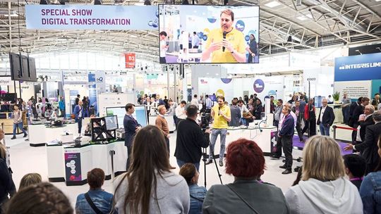Auf der Sonderschau „Digital Transformation“ erhalten Besucher einen Eindruck, wie Laborautomation und Digitalisierung das Labor zukünftig prägen werden. (Bild:  Messe München)