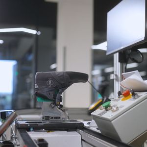 Die robotergestützte Lösung von Desma ermöglicht blitzschnelle Wechsel zwischen Schuhgrößen und -typen – mit bis zu 100 Millimetern pro Sekunde bei Toleranzen von nur drei Millimetern. (Bild:  ABB Robotics)