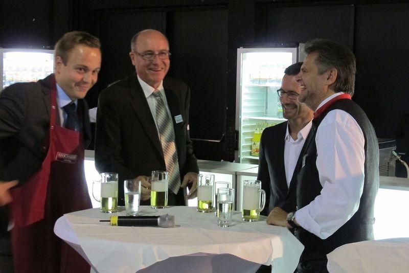 Malte Theuerkauf, Wolfgang Mönning, Michael Wiesinger und Jürgen Herberich (v.li.) ließen sich den Frühschoppen schmecken. (Bild: Ernhofer/PROCESS)