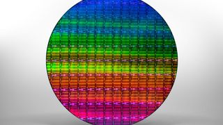 Die Welt ist eine Scheibe: Halbleiter-ICs – hier Xeon-Prozessoren von Intel – werden in auf Wafern gefertigt, die meist aus Reinstsilizium bestehen. Die Fertigungskapazitäten der Hersteller kann mit der enormen Nachfrage kaum schritthalten. (Bild: Intel Corporation)