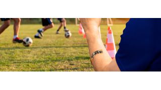 Besonders im Leistungssport sind Informationen zur körperlichen Verfassung wichtig. Das ultrasensitive, elektronische Pflaster XPatch nimmt Körperschweiß auf, generiert in Echtzeit genauste Angaben und schickt diese direkt an das Smartphone des Nutzers. (Bild: Fraunhofer IZM / Volker Mai)