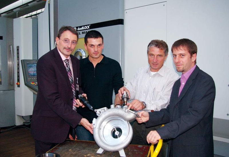 Die Projektverantwortlichen mit Werkzeugen und Pumpenkomponente: Robert Wrana von der Kennametal Österreich GmbH, Michael Schöftner und Karl Widmann von der Rosenbauer International AG sowie Harald Metzenbauer von Kennametal (v.l.n.r.). (Archiv: Vogel Business Media)