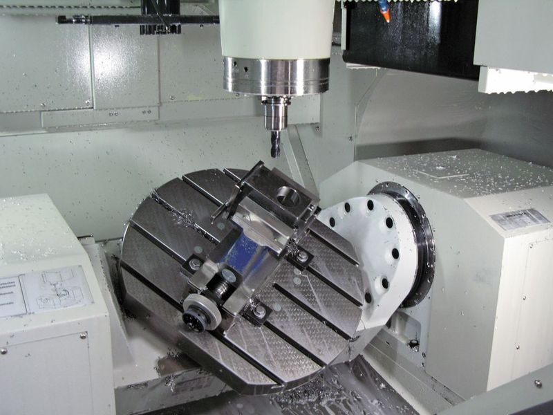 Als High-Performance-BAZ für die simultane 5-Achs-Bearbeitung zeigt Quaser eine gut 12 000 kg schwere UX 600 in Portalbauweise.  (Bild: Hommel Unverzagt)