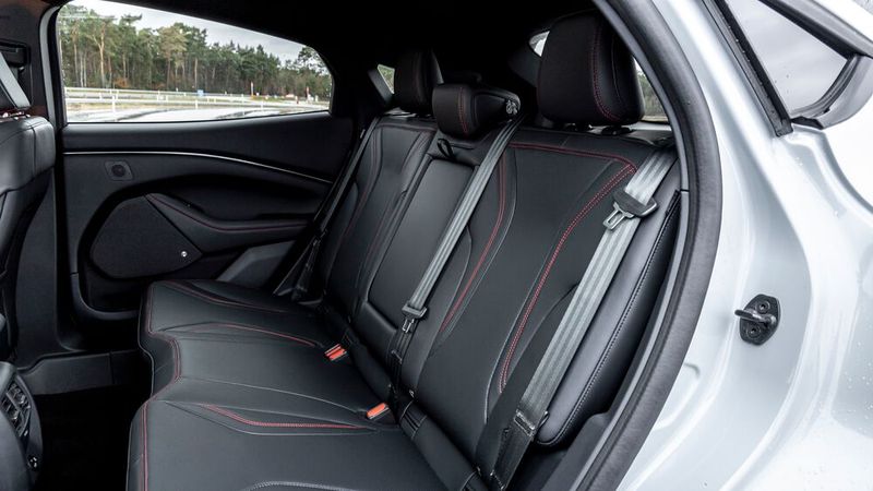 Auch hinten sitzt es sich kommod. (Bild: Ampnet)