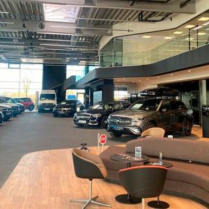 Die Markenarchitektur 2020 von Mercedes sieht eine offene Ausstellungsfläche ohne Raumtrenner vor. (Bild:  MS)