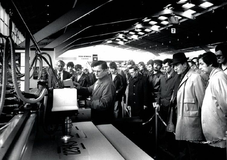 1965 kam es zur Einrichtung alternierender Ausstellergruppen auf der Hannover Messe, die nun auch offiziell diesen Namen trug. (Deutsche Messe)