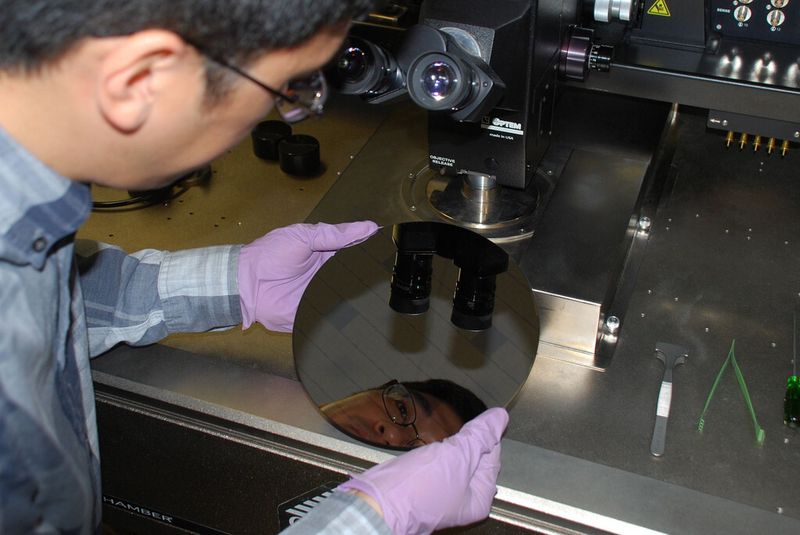 IBM-Forscher  Hongsik Park mit dem spezieller Wafer aus Hafniumoxid und Siliziumoxid (Foto: IBM Research)