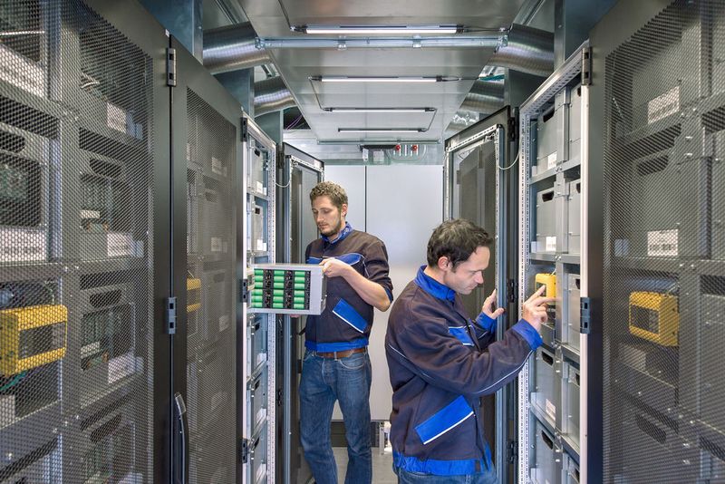 Das modulare Batteriespeichersystem „Energy Neighbor“ von Varta Storage und der TU München soll helfen, Strom aus Wind- und Solaranlagen zu machen. Zum Schutz vor Kurzschlüssen tragen Ölflex-Kabel von Lapp bei. (Bild: Varta Storage)