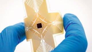 Ein flexibles Implantat mit 324 Elektroden und integrierter Elektronik stimuliert und erfasst neuronale Aktivität. (Bild: Fraunhofer IZM | Tim Hosman)