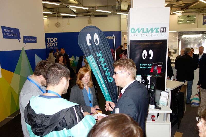 (r.) Sven Spitzley, Online USV, umringt von wissenshungrigen Fachhändlern. (Bild: IT-BUSINESS)