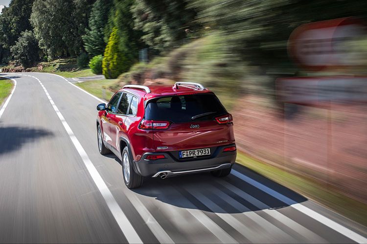 Der Turbodiesel im Cherokee 2.0 Multijet verfügt über 350 Nm bei 1.500 U/min und beschleunigt den Wagen in 10,9 Sekunden auf 100 km/h, maximal auf 187 km/h. Mit 440 Nm bei 2.500 U/min schafft der 2.2 Multijet den Spurt in 8,5 Sekunden; Höchstgeschwindigkeit 204 km/h. (Jeep)