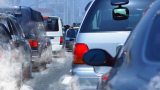 Studien an Mausmodellen weisen darauf hin, dass es einen Zusammenhang zwischen der Luftverschmutzung durch Autoabgase und Erkrankungen des zentralen Nervensystems wie Alzheimer gibt. (©Sergiy Serdyuk - stock.adobe.com)