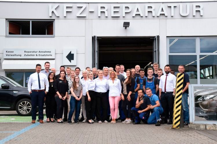 Zufriedene Mitarbeiter sorgen im Autohaus Dirkes für zufriedene Kunden. (Rubbel)