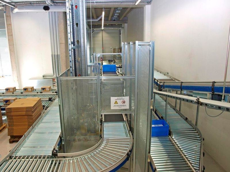 Die Fördertechnikanbindung an AKL und 1. Etage. (Bild: Hörmann Logistik)