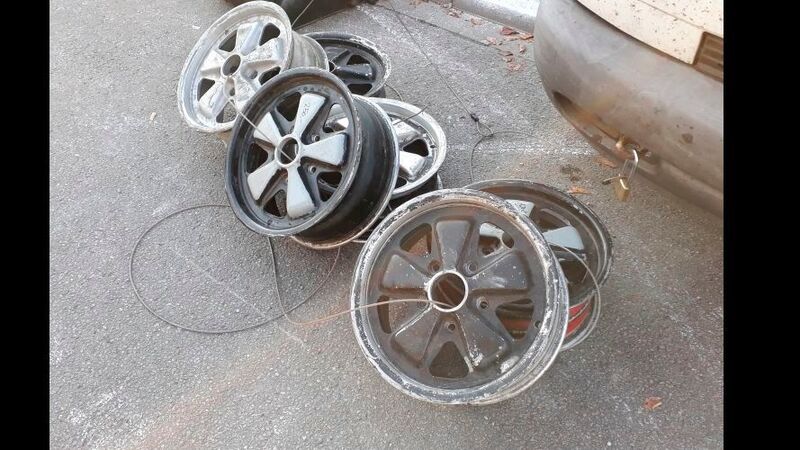Richtig, Porsche-Fuchsfelgen kosten mittlerweile richtig Geld. Da ist „Warensicherung“ auch auf einem Oldtimerteilemarkt ein Thema. (Dominsky)