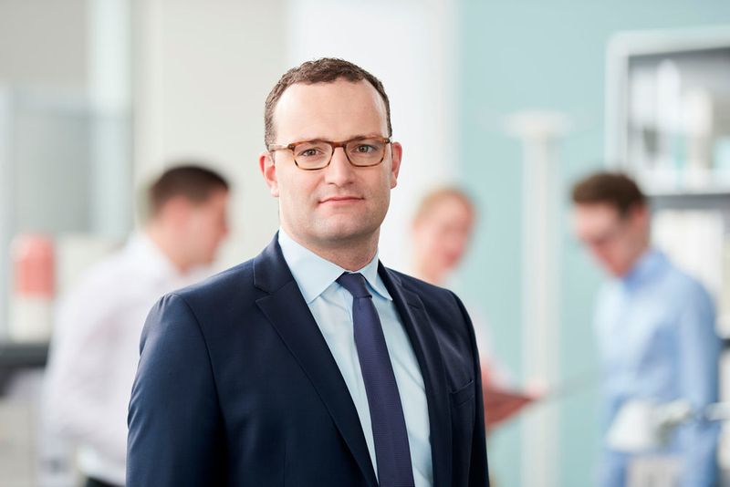 „Zwischen 2009 und 2015 war ich Gesundheitspolitischer Sprecher der CDU/CDU-Bundestagsfraktion und konnte in dieser Funktion einige wichtige Reformen mitgestalten. Wichtig ist, dass wir den Patienten in den Mittelpunkt stellen“, sagt der neue Gesundheitsminister Jens Spahn (CDU). (Jens Spahn)
