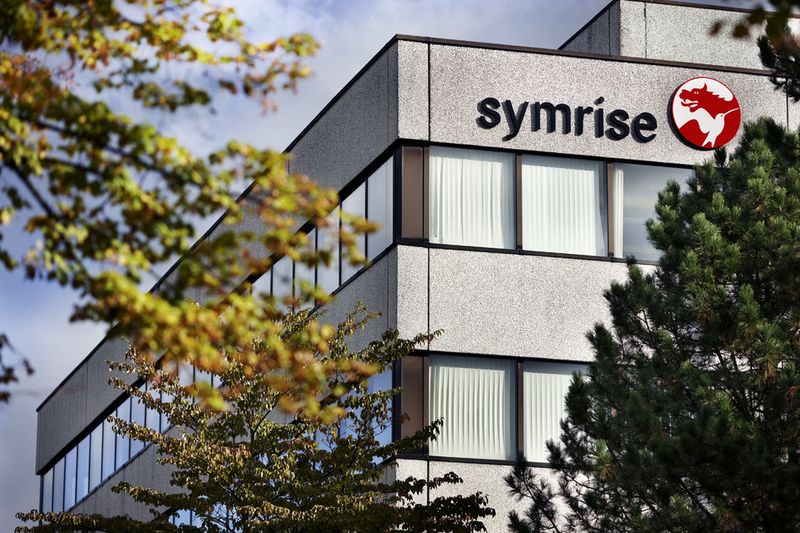 Symrise ist sowohl in der Lebensmittel- als auch in der Chemieindustrie tätig und hat seinen Sitz in Holzminden. Der erwirtschaftete Umsatz in 2014 beträgt 2.1 Milliarden Euro. Zudem beschäftigte Symrise 8.160 Mitarbeiter. Die Frauenquote im Aufsichtsrat beträgt 25 % (3 von 12). (Symrise)