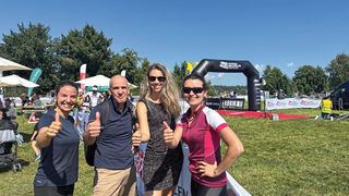 Die beiden Triathlon-­«Teams» der Vogel Communications Group AG (v. l. n. r.): Tatiane Dornheim (10 km Rennen), Matthias Böhm (Schwimmen, Velo, Rennen), Margaux Pontieu (1,5 km Schwimmen), Nastassja Neumaier (38+x km Velo). (Bild: Vogel Communications Group AG)