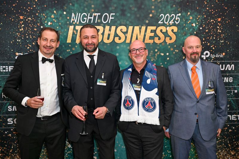 Hier erkennt man das Motto des Abends sofort - Paris is calling by (v. l.) Stephan Peters (Qualcomm), Robert Bedraoui (UAG), Fulvio Innocente (CyberPower) und Heiko Maempel (matw)   (Bild: Hannes Magerstädt)
