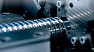 Das Hartwirbeln ist eine spanabhebende Fertigung, bei der die Kugellaufbahnen in das bereits gehärtete und präzisionsgeschliffene Spindelmaterial gewirbelt werden. (Dr. Erich Tretter)