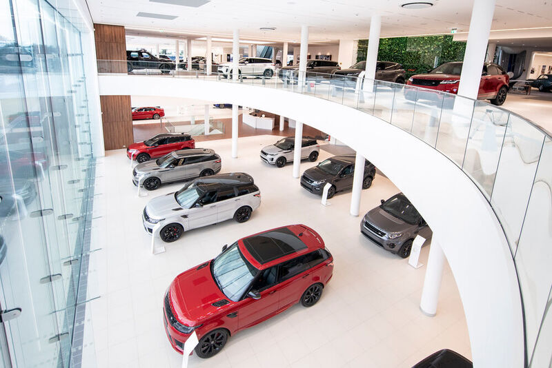 Die Fahrzeuge der beiden Marken präsentieren sich ...  (Jaguar Land Rover Germany/Gudrun Muschalla)