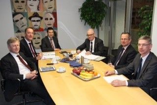 Auf dem Bild vom Vertragsabschluss am 19. Dezember sind zu sehen (v.l.n.r.): Dr. Karl Gerhold (Vorstandssprecher Getec), Volker Schulz (Vorstand Vertrieb und Industrie Getec),  Dr. Frank Fleischer (Kaufmännischer Vorstand Getec), Dr. Volker Bauer (Vorstand Produktion Hansa Group), Thomas Pfisterer (Vorstandssprecher Hansa Group) und Michael Fitzke (Prokurist Getec). (Bild: Getec)