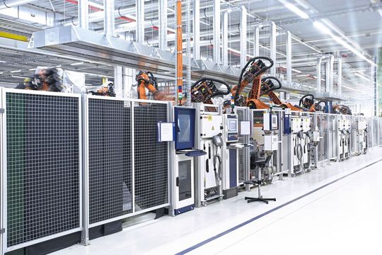 Minitec bietet zum Beispiel Schutzeinrichtungen für den Einsatz von Robotern an.(Bild:  Minitec)