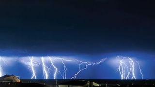 Blitze erzeugen elektromagnetische Impulse mit extrem niedrigen Frequenzen unter 30 Hz, die sogenannten ELF-Pulse. (©JBPHOTOGRAPHY - stock.adobe.com)