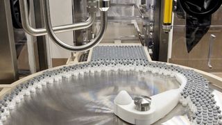 Vollautomatische Abfüllung im Vetter-Standort Chicago: Vials mit gefriergetrocknetem Wirkstoff werden für den Verschluss vorbereitet.  (Bild: Vetter)